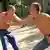 Dva ruska skinheada vježbaju za noćne pohode i kukavičke napade na nedužne ljude