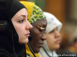 Drei weibliche Muslime mit Kopftuch beim Weltkongress der Imame und Rabbiner in Sevilla