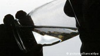 Eine Patientin trinkt während einer Fasten-Kur in der Buchinger Fastenklinik in Überlingen am Bodensee ein Glas Wasser.