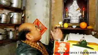 China - Chinesen beten zu Hause