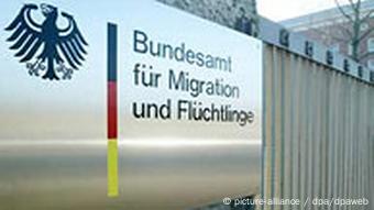 Schild mit Bundesadler und Aufschrift: Bundesamt für Migration und Flüchtlinge (Foto: dpa)