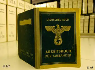 在红十会所属的这个档案馆，有不少这样的“劳动手册”，记载了当年纳粹的丑恶