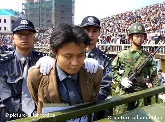 成都的刘天龙在体育场示众后与其他死囚一起被押往刑场处决。他们的器官是否也被摘除移植他人，不得而知