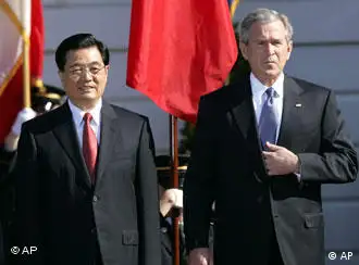 胡锦涛与布什在美国白宫南草坪