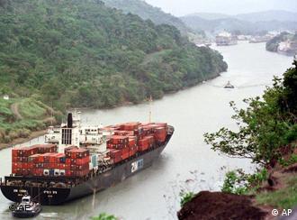 Ein Container-Schiff passiert den Panama Kanal