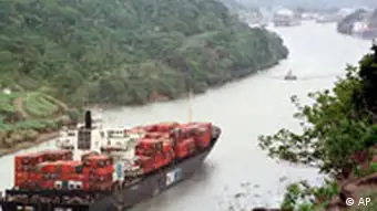 Ein Container-Schiff passiert den Panama Kanal