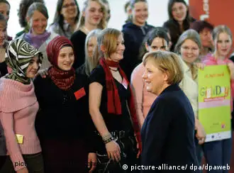 4月25日，默克尔在总理府与柏林的女学生共度“女孩节”。