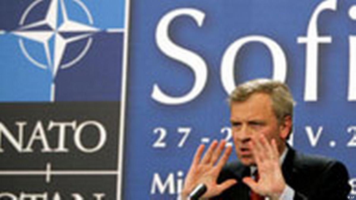 Troubled Ukraine Eyes NATO Green Light DW 04/28/2006