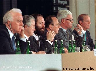 Die Außenminister (v.li.)Schewardnadse (UdSSR), Dumas (Frankreich), Meckel (DDR), Genscher (Bundesrepublik), Hurd (GB) und Baker (USA) in Bonn bei der ersten Runde der Zwei-plus-Vier-Konferenz (Foto: dpa)