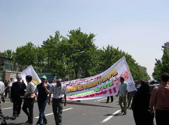 德黑兰5月1日人们上街游行，庆祝传统的劳动节