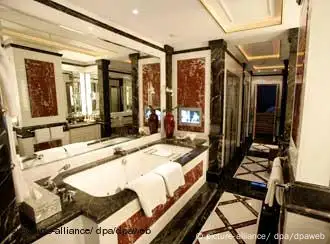 Ein Badezimmer im Berliner Hotel Adlon