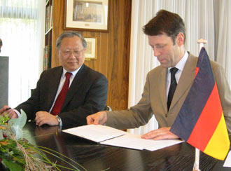 2006年5月，中科院院长陆甬祥在波恩签署备忘录并接受德国之声采访