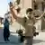 Journalisten heben im irakischen Nadschaf die Arme, um nicht beschossen zu werden - dpa