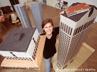 Streyl knitted Hamburg's Kunsthalle and the AT&T Building for her final exam at art school