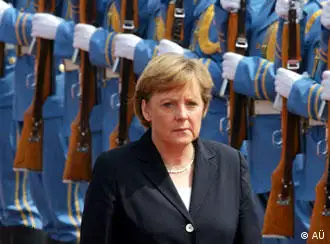 德国总理默克尔检阅仪仗队