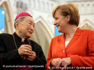 默克尔访华时在上海与91岁的主教Aloysius Jin交谈