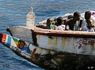 Afrikaner sitzen gedrängt in einem Holzboot.