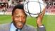 Portraitfoto von Pelé mit einem Fußball (Foto: AP) Portraitfoto von Pelé mit einem Fußball (Foto: AP)