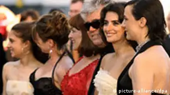 Almodovar mit den Darstellerinnen von Volver in Cannes