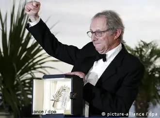 Ken Loach freut sich über die Goldene Palme und hat sie auch in der Hand (CHRISTOPHE KARABA/dpa)