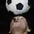 Maradona žonglira s loptom na glavi