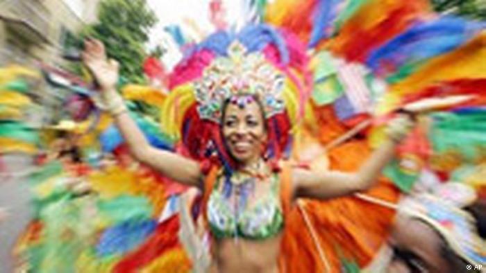 BdT Eine Samba-Tänzerin tanzt während des Karnevals der Kulturen in Berlin (AP)