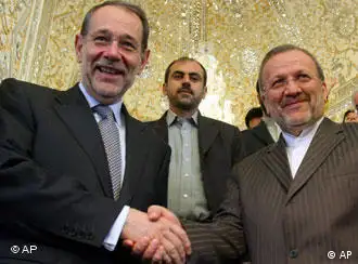 索拉纳与伊朗外长莫塔基握手