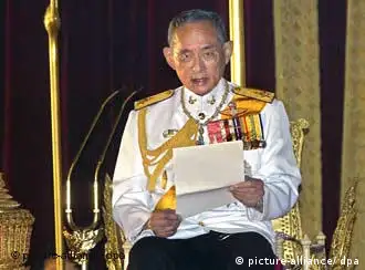 普密蓬.阿杜德国王在庆祝登基60周年的“钻石庆典”上