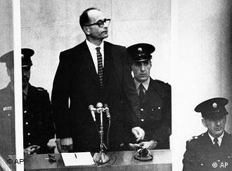 Adolf Eichmann, hier vor dem Jerusalemer Bezirksgericht, wurde 1962 hingerichtet