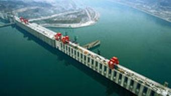 Pogled iz raka na branu Tri klanca na rijeci Yangtze