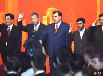 上海合影：从左至右：胡锦涛；吉尔吉斯坦总统巴基子夫；塔吉克总统拉克莫诺夫； 伊朗总统内贾德，巴基斯坦总统穆沙拉夫