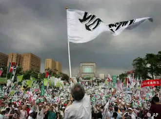 台北6月17日，支持陈水扁的群众游行
