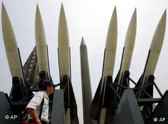 在韩国展出的朝鲜导弹模型