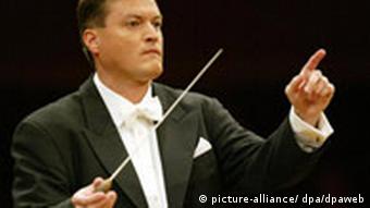 Christian Thielemann, dirigiert am Donnerstag (28.10.2004) im Münchner Gasteig die Philharmoniker während der Generalprobe.