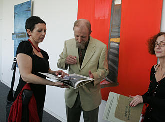 Julian Wyszynski-Trzywdar, Kurator Zeitgenössische Malerei aus Polen, mit Kolleginnen bei der Ausstellungseröffnung