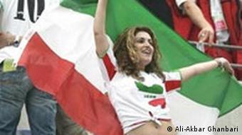 آلمان - زنی ایرانی در حال شادی با پرچم ایران در جریان مسابقات جام جهانی فوتبال در سال ۲۰۰۶