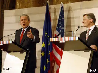 奥地利总理许瑟尔和美国总统布什在新闻发布会上