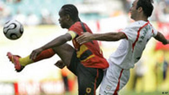 سهراب بختیاری‌زاده (راست) در جام جهانی ۲۰۰۶ آلمان و زننده گل ایران به آنگولا