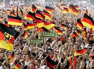 Deutsche Fans schwenken Fahnen