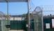 Blick auf eingezäunte Gebäude auf Guantanamo (Quelle: DW) Blick auf eingezäunte Gebäude auf Guantanamo (Quelle: DW)