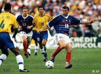 Zinedine Zidane: The Making of a Soccer Legend – DW – 07/09/2006