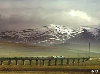 青藏铁路建成后，西藏的游客多了
