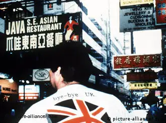 1997年7月30日香港街头即景：T恤衫上写着“别了英国”