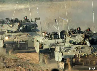 以色列的坦克部队对加沙地带的巴勒斯坦人发起进攻