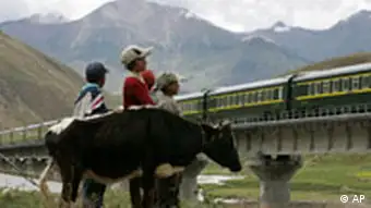 China Eisenbahn nach Tibet Brücke und Kinder