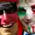 Zwei Fußballfans aus Deutschland und Italien haben ihre Gesichter mit den Nationalfarben bemalt (Foto: AP)
