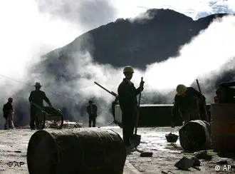 2006年7月4日，中国工人为7月6日重新开启封闭了44年的中印贸易通道乃堆拉山口清除障碍