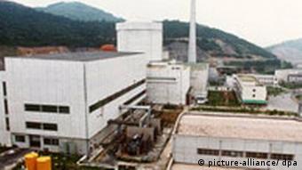 Blick auf das erste chinesische Atomkraftwerk in der Provinz Zhejiang, rund 120 km südlich von Shanghai. Der Druckwasserreaktor ist vom Typ US-Westinghouse. Aufgenommen am 8. Juli 1992.