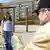 Ein fremder Mann spricht auf einem Spielplatz in einem Neubaugebiet ein kleines Mädchen an (gestelltes Illustrationsfoto zum Thema Kriminalität, Kindesentführung, Kindesmissbrauch vom 20.04.2006)