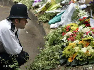 用鲜花纪念伦敦地铁恐怖袭击中的无辜亡灵